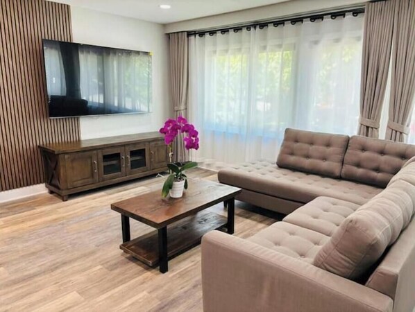 Smart TV, books - Modern Oak Park Getaway 3BR 2BA with Yard, 20 mins to Chicago Loop, near Train (Oak Park)