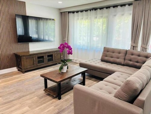 Modern Oak Park Getaway 3BR 2BA with Yard, 20 mins to Chicago Loop, near Train
