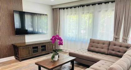Modern Oak Park Getaway 3BR 2BA with Yard, 20 mins to Chicago Loop, near Train