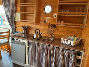 Kühlschrank, Herdplatte, Wasserkocher, Kochgeschirr/Geschirr/Besteck