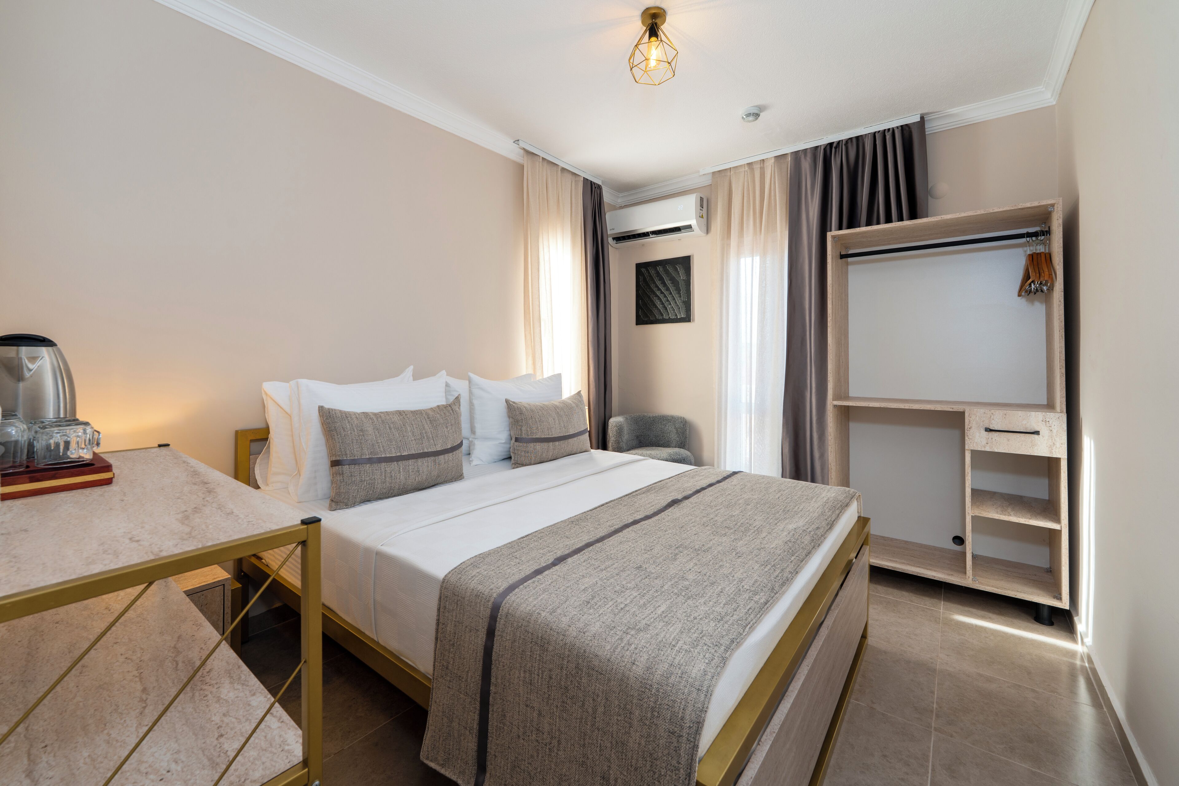 Premium bedding, minibar, free WiFi, bed sheets