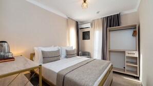 Habitación de hotel con cama, mesita de noche y armario.