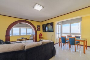 TV - T2 with Pool in Front of the Beach (Costa da Caparica)