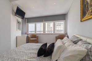 2 bedrooms, iron/ironing board, WiFi, bed sheets - T2 with Pool in Front of the Beach (Costa da Caparica)