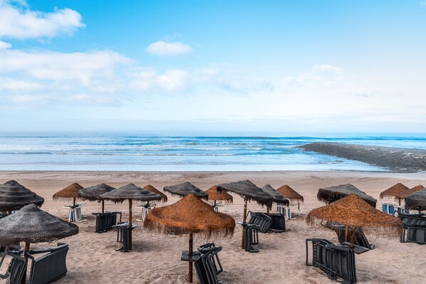 On the beach - T2 with Pool in Front of the Beach (Costa da Caparica)