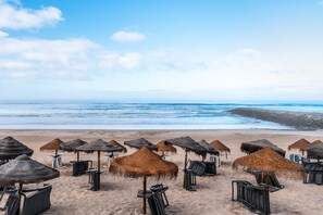 On the beach - T2 with Pool in Front of the Beach (Costa da Caparica)