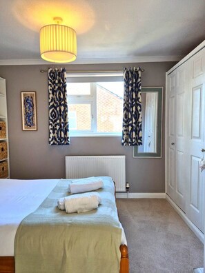 2 bedrooms, iron/ironing board, WiFi, bed sheets - Cosy Family Home, Quiet Street, Off Road Parking (Cheltenham)