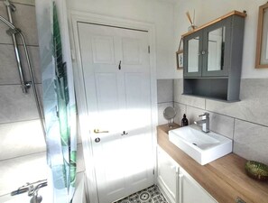 Shower, hair dryer, towels - Cosy Family Home, Quiet Street, Off Road Parking (Cheltenham)