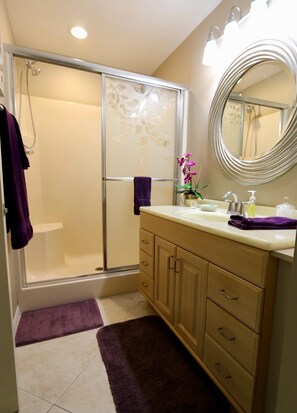 Hair dryer, towels, soap, toilet paper - Walk out 2 bed 2 bath with shared pool, 10-15 mins to Marco beaches (Naples)