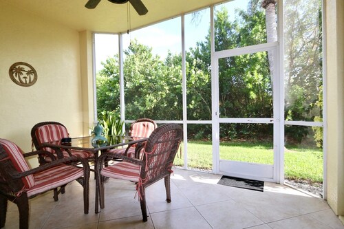 Walk out 2 bed 2 bath with shared pool, 10-15 mins to Marco beaches