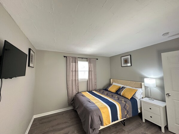 4 bedrooms, iron/ironing board, WiFi, bed sheets