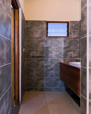 Luxury Double Room, Beach View | Bathroom - Ko-Sa Beach Resort (Ampenyi)