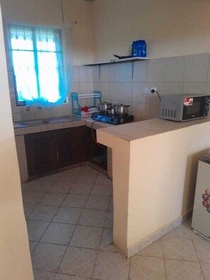 Private kitchen - Shaz cozy home in Diani darad 10mins walk to the beach (Diani Beach)