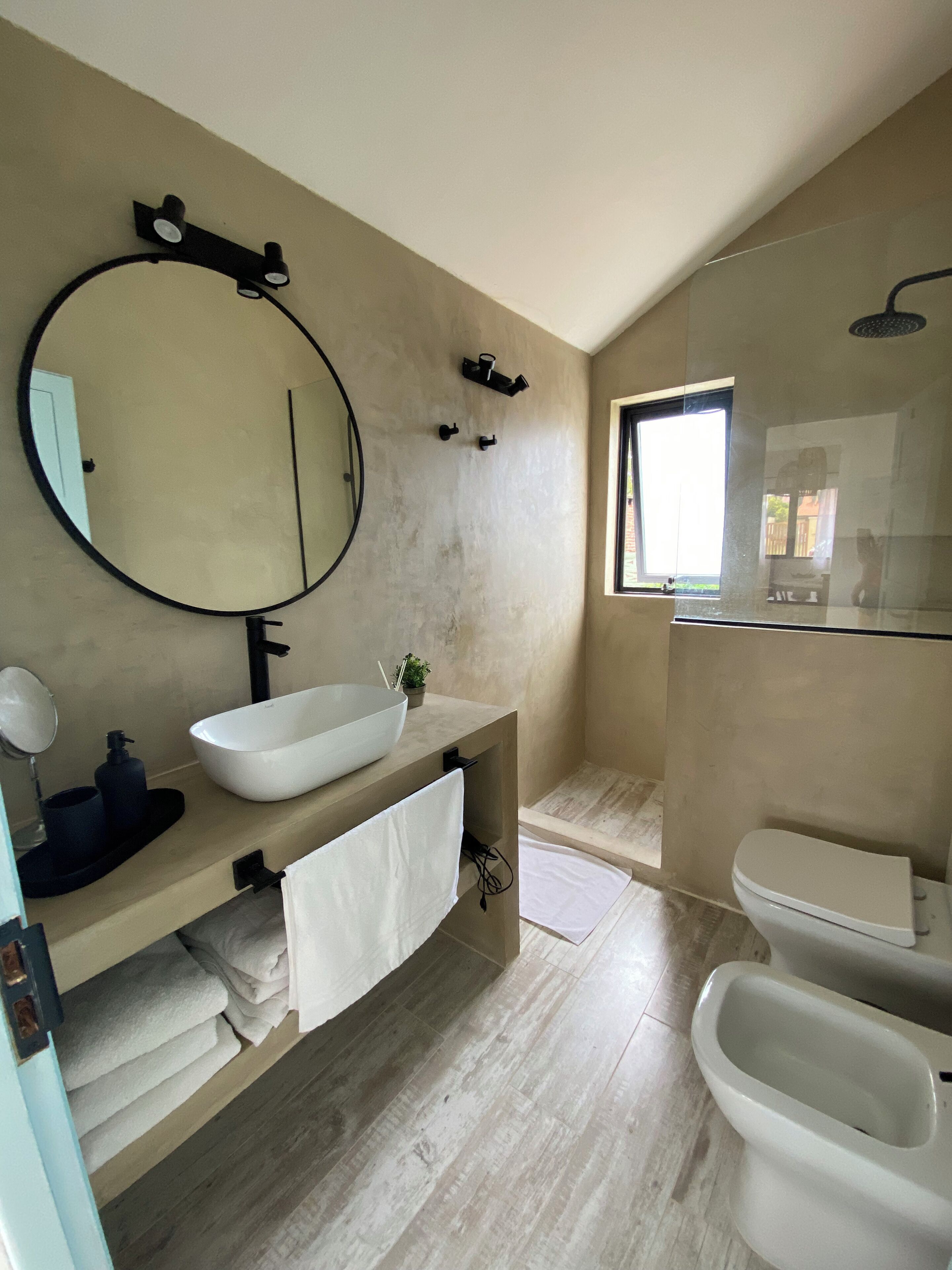 Huis | Badkamer | Een douche, een bidet, handdoeken, zeep