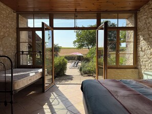 5 chambres, bureau, fer et planche à repasser, lit parapluie