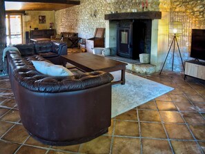 Smart TV, libros, estéreo y monitor de computadora 