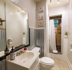 Suihku, hiustenkuivaaja, pyyhkeet, saippua