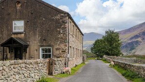Un edificio de piedra con un letrero que dice "Glenfiddich".
