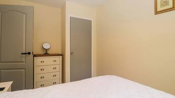 2 bedrooms, individually decorated, individually furnished, free WiFi