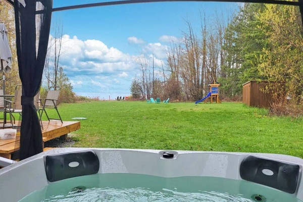 Outdoor spa tub