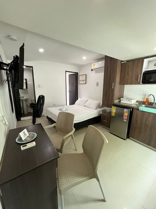 1 habitación, escritorio, tabla de planchar con plancha y wifi gratis 