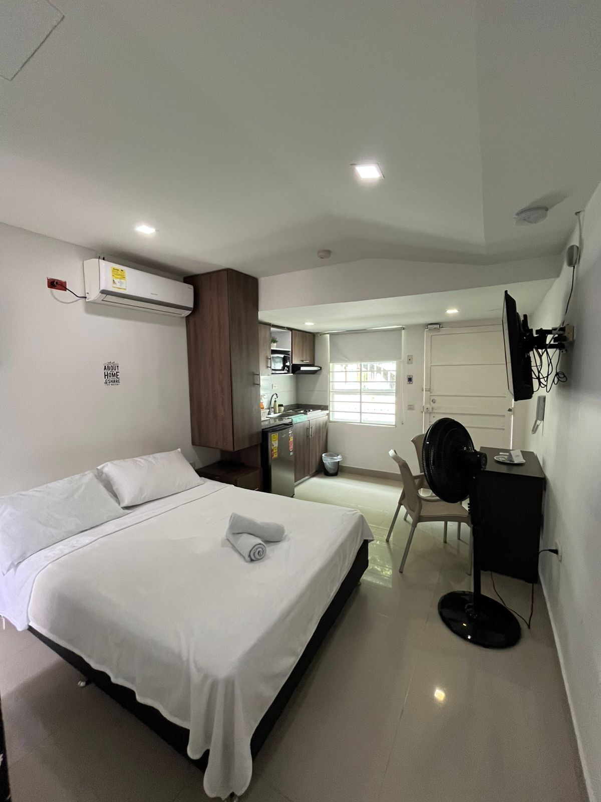 1 habitación, escritorio, tabla de planchar con plancha y wifi gratis 