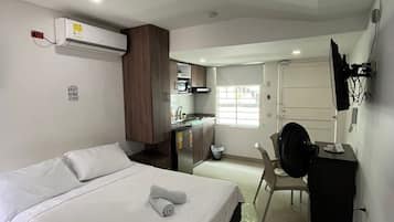 1 habitación, escritorio, tabla de planchar con plancha y wifi gratis