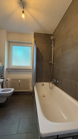 Classic-Apartment, Gartenblick | Badezimmer