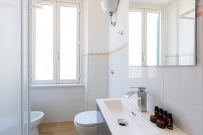 Een douche, een haardroger, een bidet, handdoeken