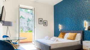 Une chambre à coucher moderne avec un lit, des tables de chevet, un bureau et des chaises.