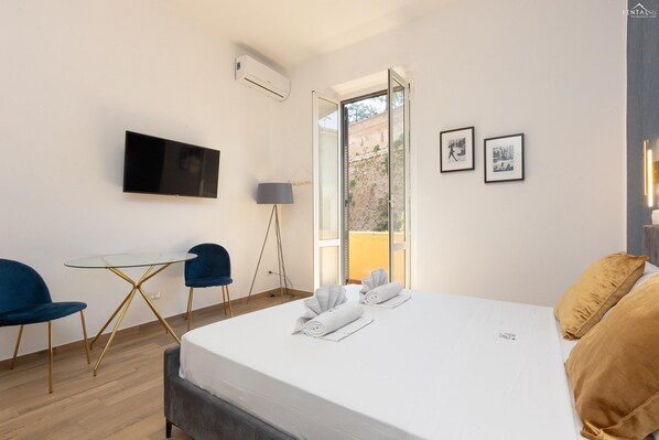 2 bedrooms, iron/ironing board, internet, bed sheets