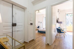 2 slaapkamers, een strijkplank/strijkijzer, internet, beddengoed