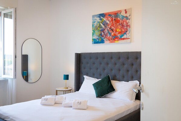 2 bedrooms, iron/ironing board, internet, bed sheets