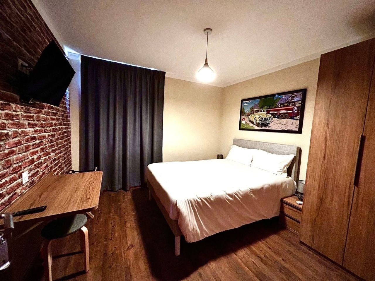 办公桌、遮光窗帘、免费 WiFi