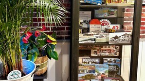 A display case with various products and a sign reading "les 200 Bornees". - RELAIS LES 200 BORNES  (Pouilly-sur-Loire)
