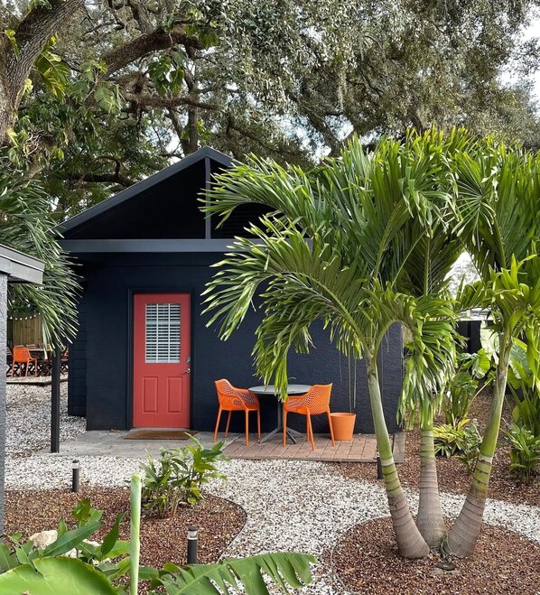 Outdoor dining - Cozy Cottage in Orlando's Garden District (Orlando)