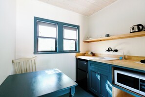 Réfrigérateur, micro-ondes, cafetière/bouilloire