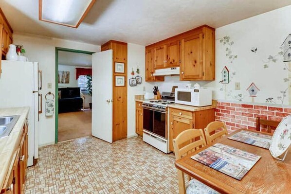 Fridge, microwave, oven, coffee/tea maker