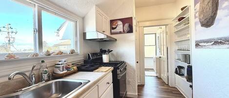 Een koelkast, een magnetron, een oven, een kookplaat