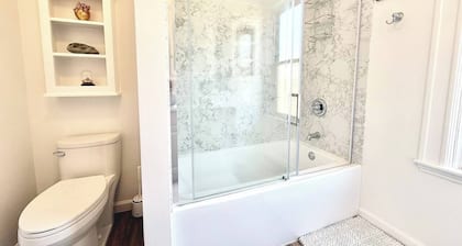 2BD/1BA Chic Downtown Luxury Apt