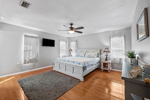 4 bedrooms, iron/ironing board, WiFi, bed sheets