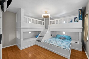 4 室のベッドルーム、アイロン / アイロン台、WiFi、ベッドシーツ