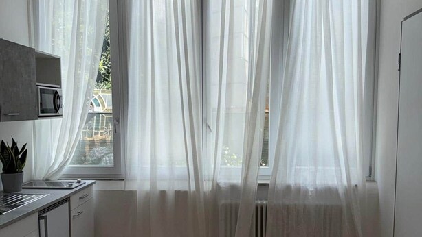 Kjøleskap, mikrobølgeovn, kokeplater og kjøkkenutstyr