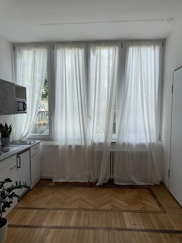 Fridge, microwave, stovetop, cookware/dishes/utensils