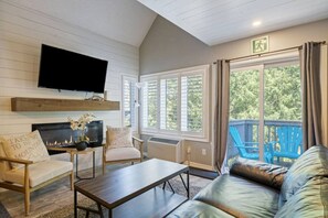 Smart TV, fireplace - Slopeside at 209 with Hot Tub + Mountain Views (The Blue Mountains)