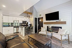 Smart TV, fireplace - Slopeside at 209 with Hot Tub + Mountain Views (The Blue Mountains)