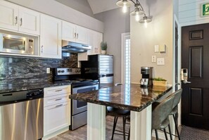 Fridge, microwave, oven, stovetop - Slopeside at 209 with Hot Tub + Mountain Views (The Blue Mountains)