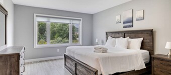 Crosswinds Haven: 3BDR Backing onto Blue Mountain