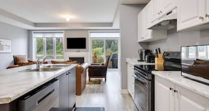 Crosswinds Haven: 3BDR Backing onto Blue Mountain
