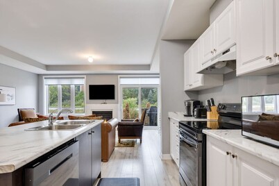 Crosswinds Haven: 3BDR Backing onto Blue Mountain